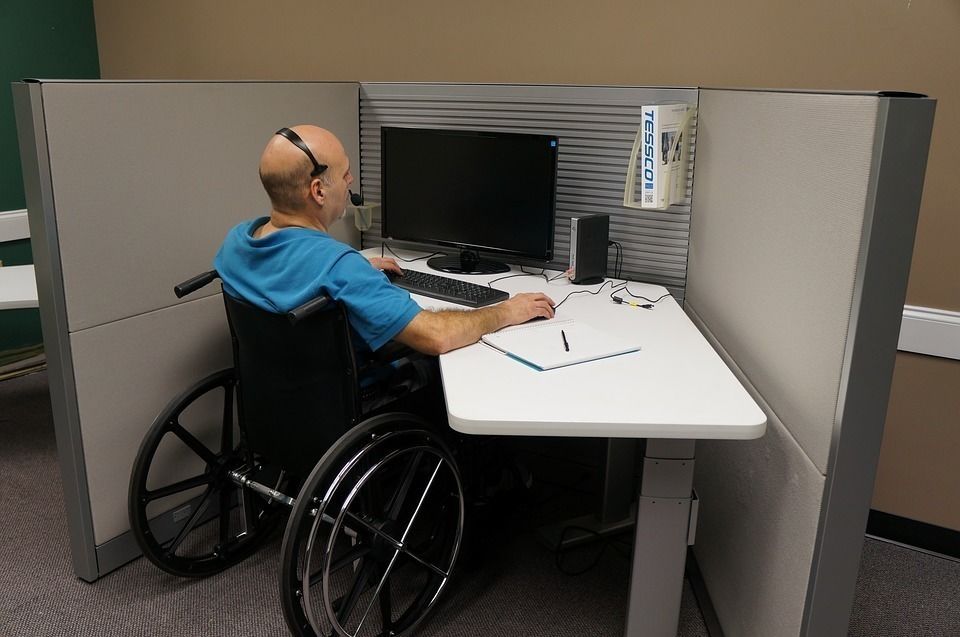 С 2019 года инвалидам будут помогать добираться до работы