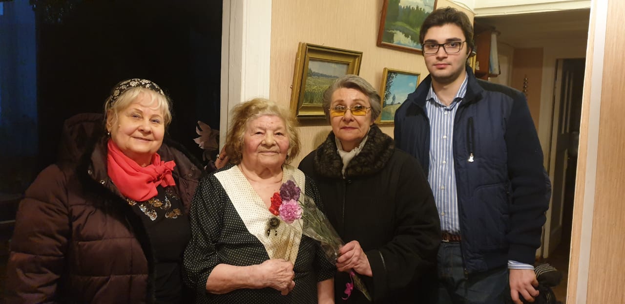 В Кунцево поздравили партийцев-ветеранов и инвалидов золотого возраста