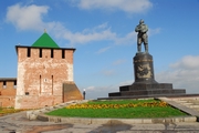 Площадь Минина и Пожарского. Памятник Валерию Чкалову и Георгиевская башня Кремля
