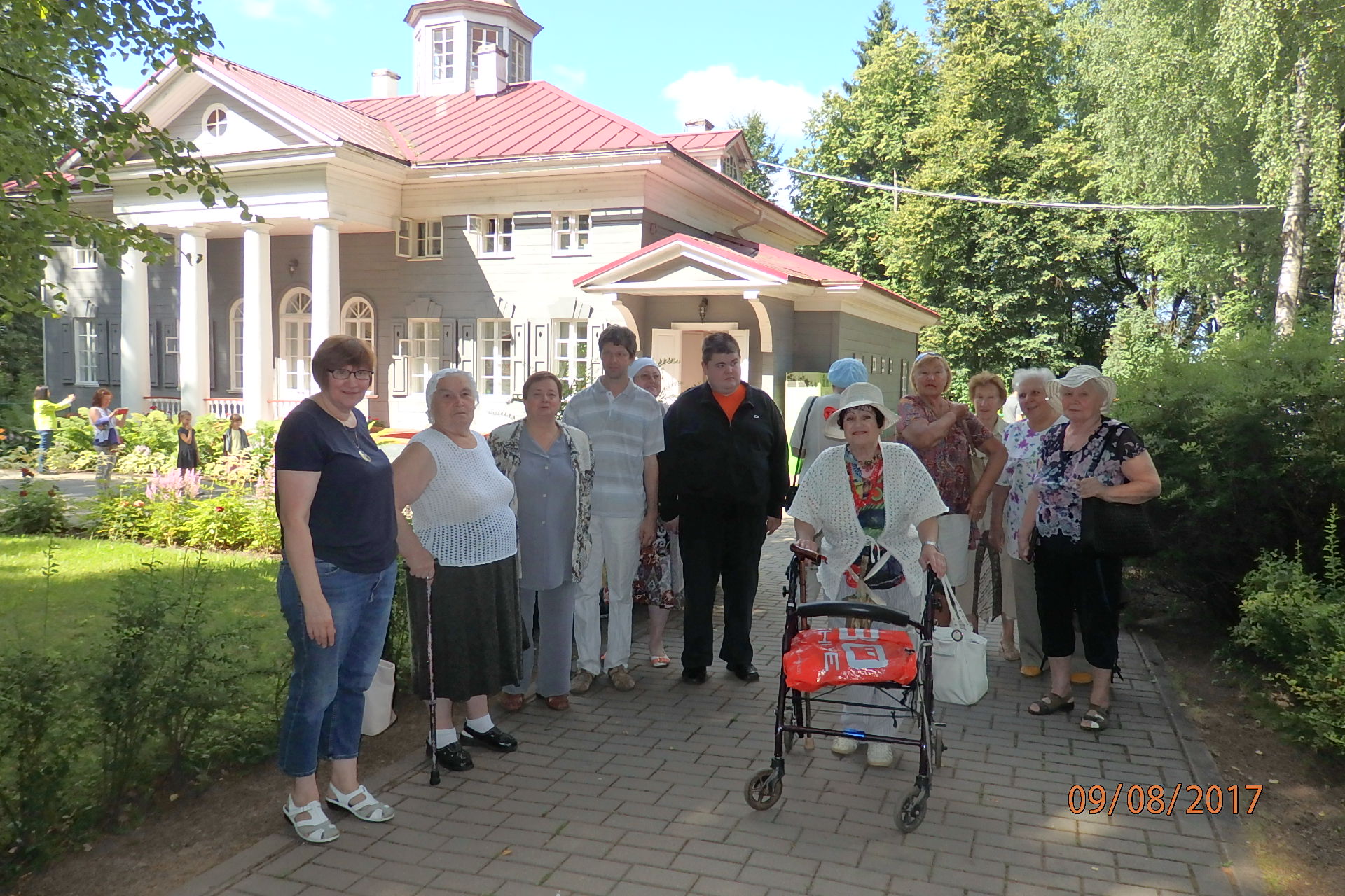 Инвалиды общества Чертаново Северное посетили усадьбы Захарово и Вяземы 
