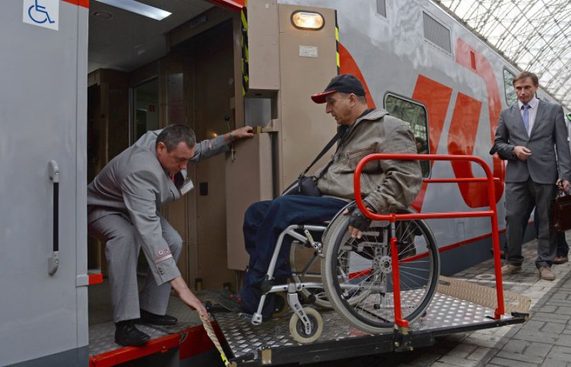 Госдума вводит обязанность для ж/д перевозчика обеспечивать посадку инвалидов на поезда