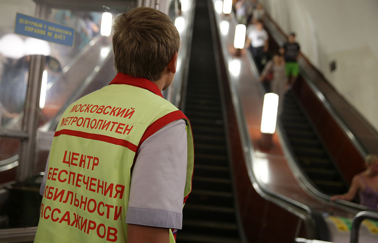 Сотрудники московского метро будут помогать маломобильным горожанам в часы пик 