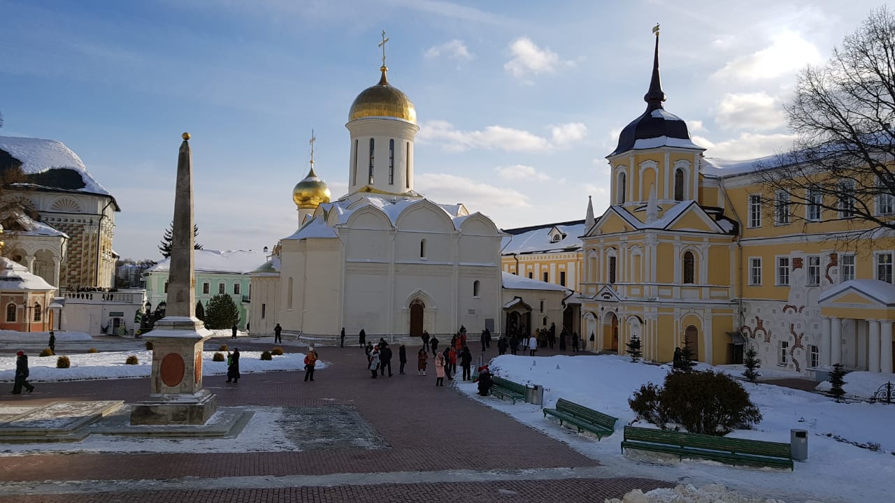 Молодые инвалиды Москвы посетили Свято-Троицкую Сергиеву Лавру