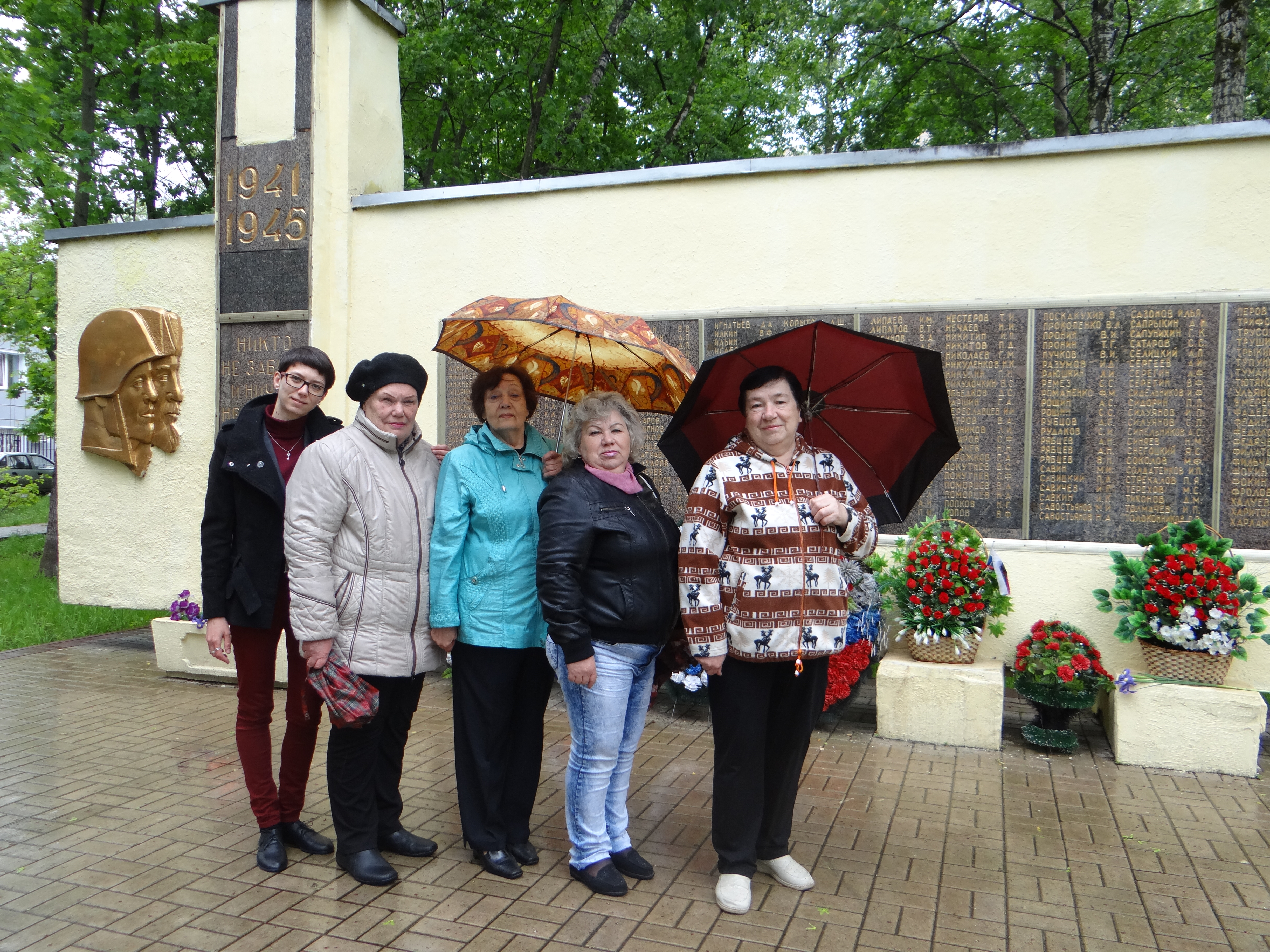 Возложение венков и цветов у памятника жителям деревни Бутово