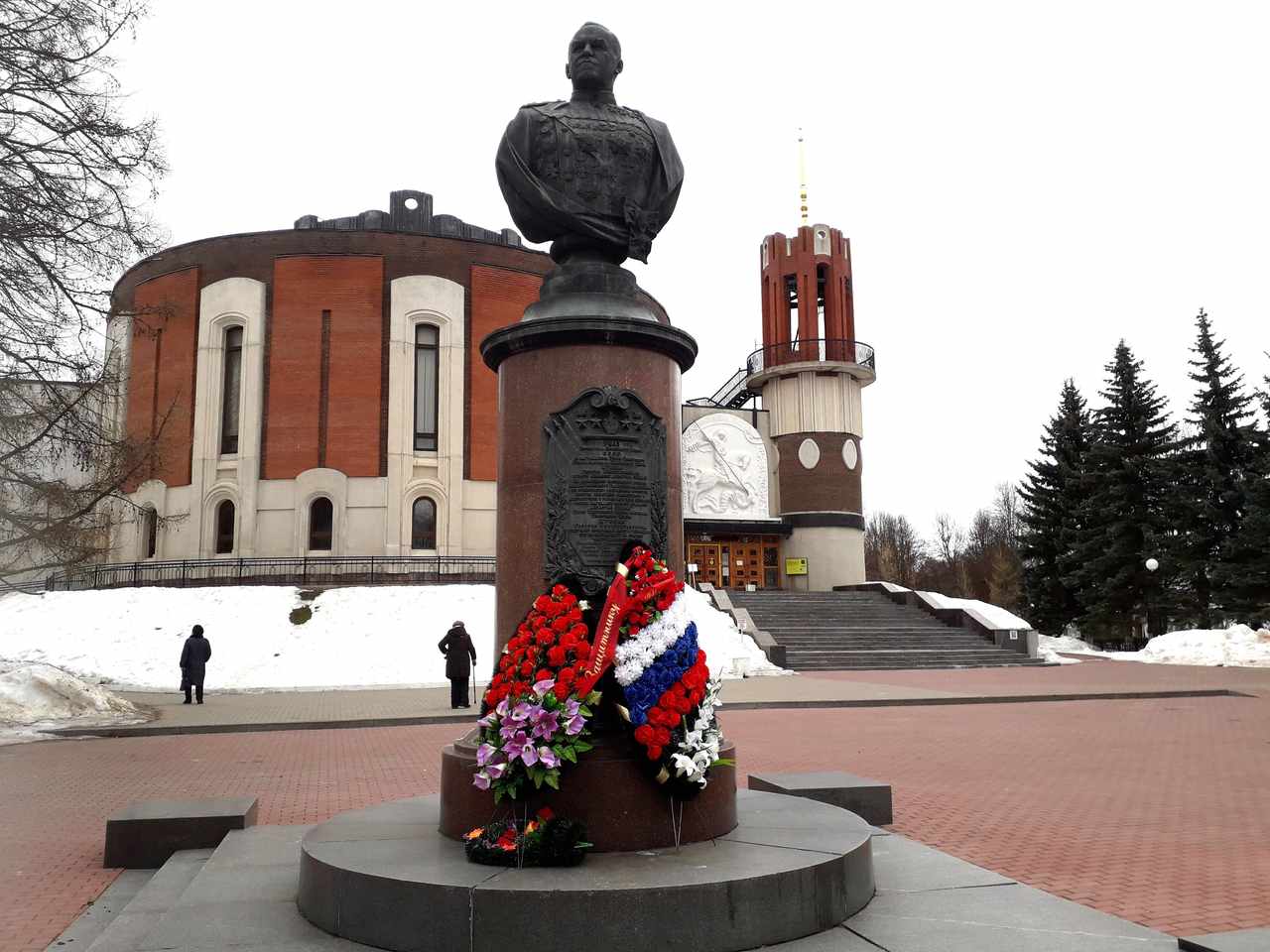 Памятник Жукову в Жукове Калужской области
