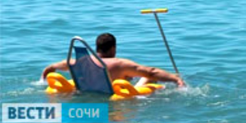 Специальное кресло поможет искупаться инвалидам в море в Сочи
