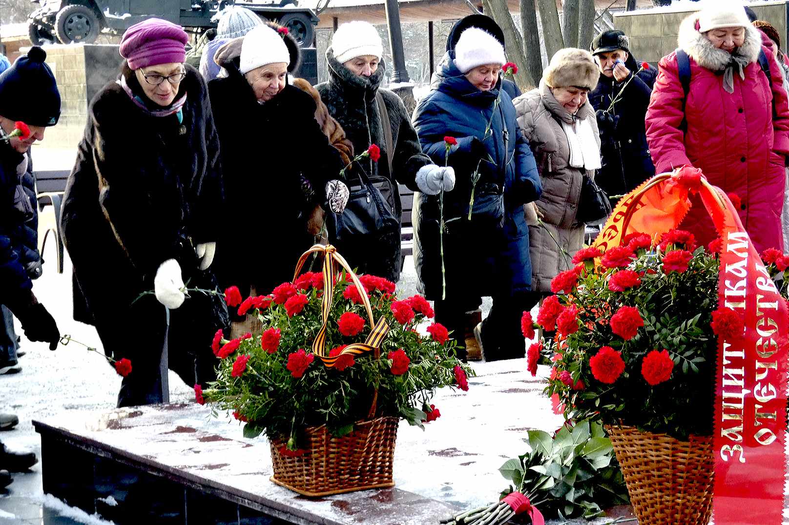  Памятная акция с возложением цветов на мемориале Площадь Мужества в парке культуры и отдыха «Измайлово». 