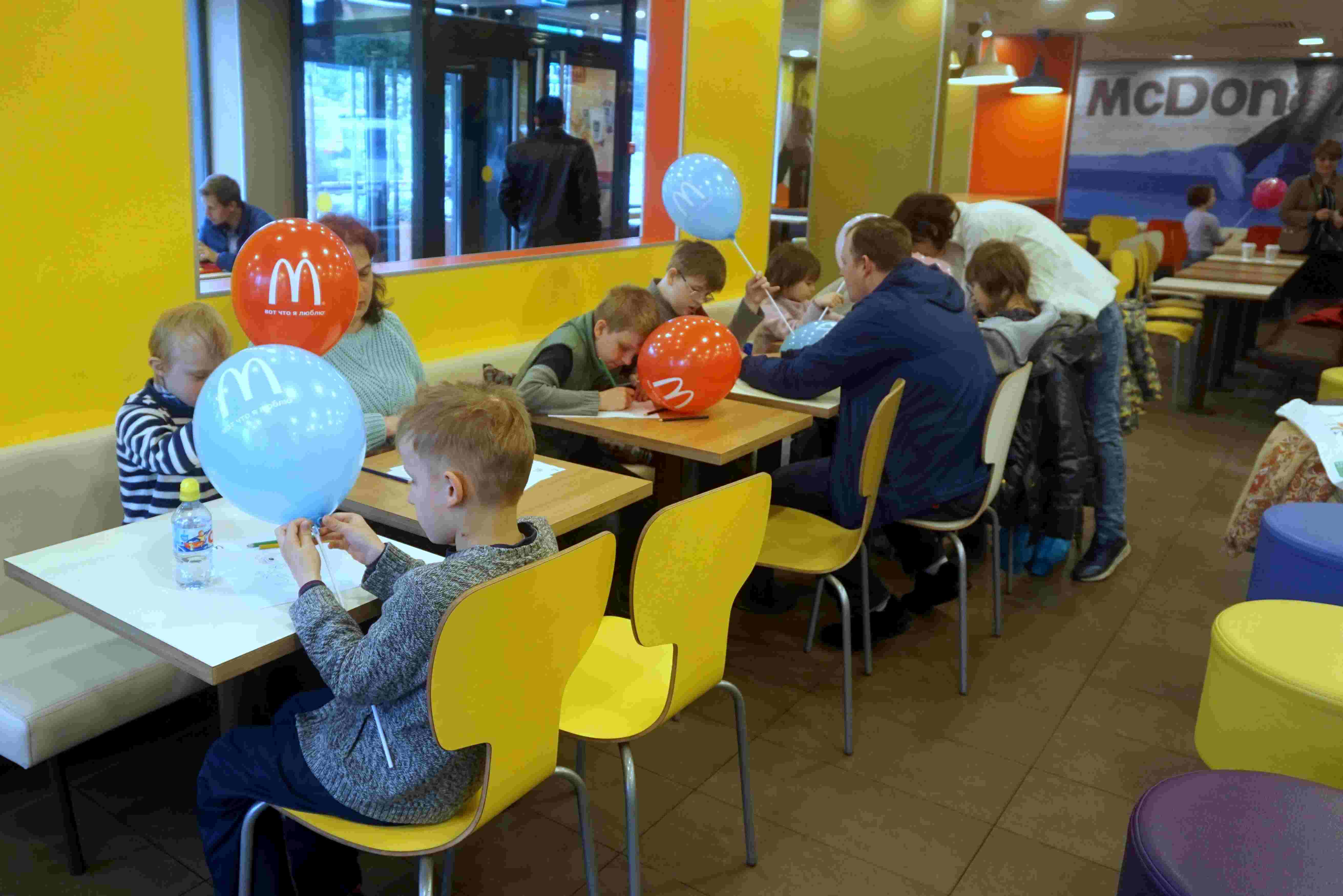 Вкусный праздник в ресторане Макдоналдс для детей инвалидов